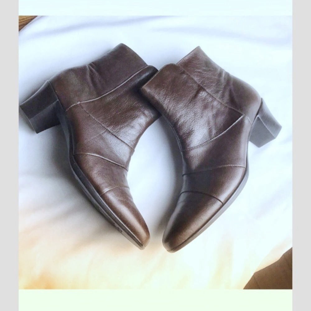 MUNRO AMERICAN BROWN LEATHER BOOTIES.  NEW